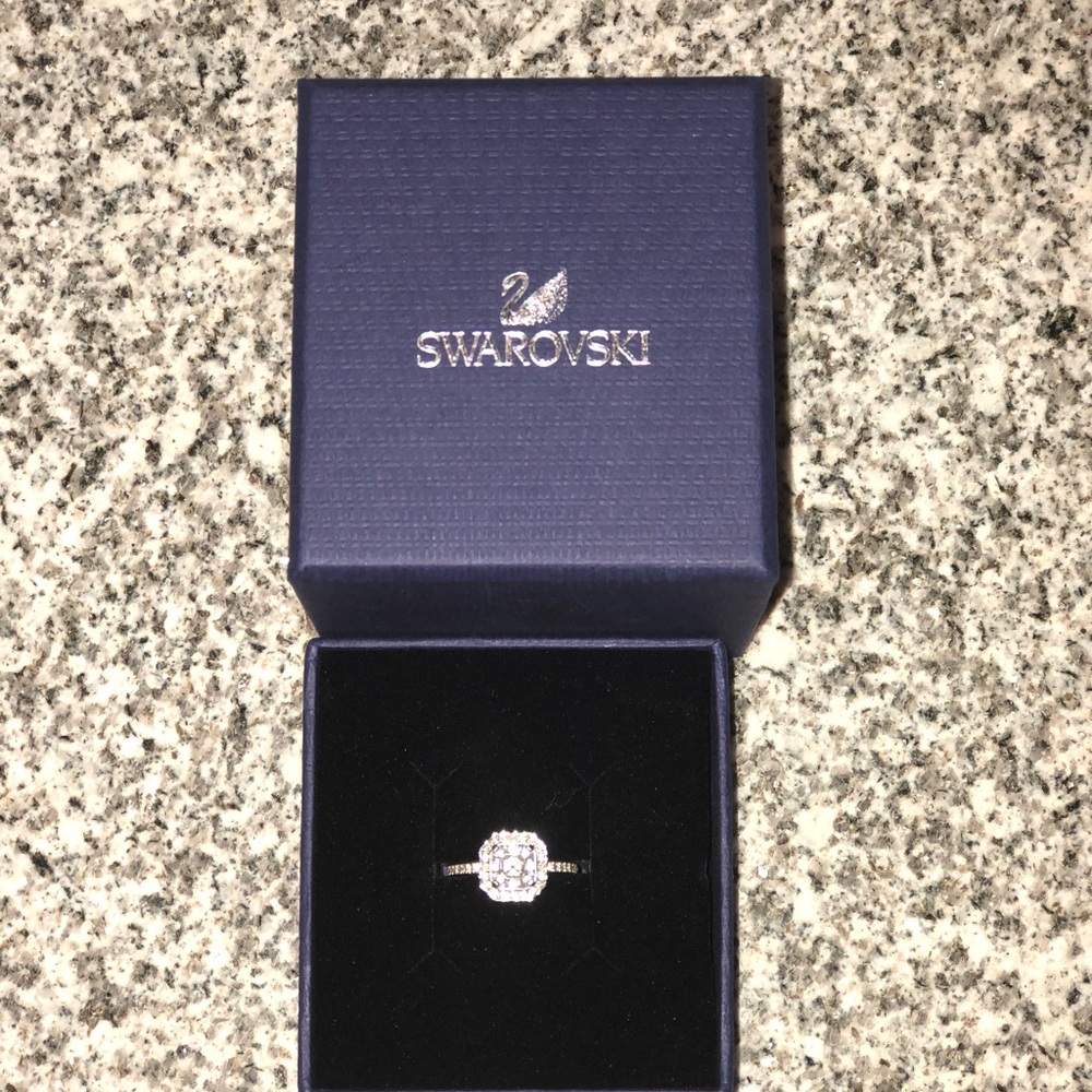 Swarovski attract light square Halo ring